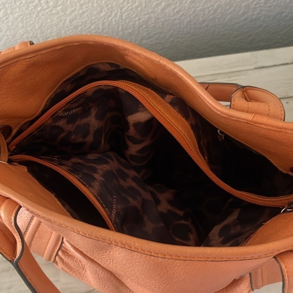 B Makowsky Peach Leather Shoulder Bag. - Picture 10 of 13